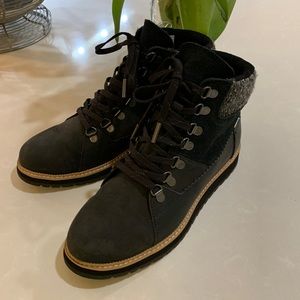TOMS boots size 7.5